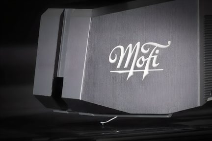 Černá fazetovaná phono přenoska MFi s hrotem přehrávání na vinylové desce, boční pohled