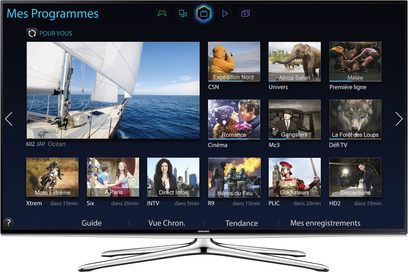 Samsung UE40H6200 fladskærms-TV med programmenuen vist på skærmen, set forfra på metalfod