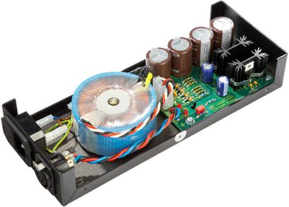 Lehmann Audio PWX II lineær strømforsyning med toroidaltransformer, kondensatorer, printplade og stik i sort kabinet