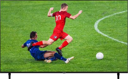 Panasonic TX-75LX800E-tv, der viser en fodboldkamp med en glidende tackling af en spiller i en rød trøje
