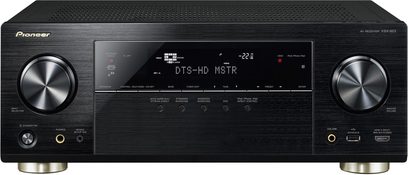 Pioneer VSX-923-K sort hjemmebiografsforstærker, frontvisning, central skærm, knapper og drejeknapper til justering, to store sølvfarvede drejeknapper på siderne