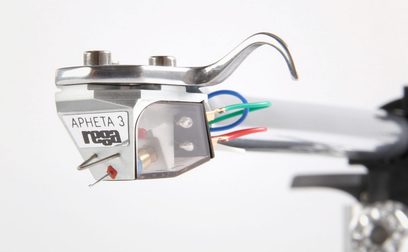 Звукознімач Rega Apheta 3 з платиновою голівкою, вид збоку, кольорові роз'єми ззаду, голка для відтворення спереду