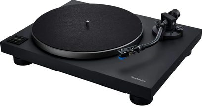 Must Technics SL-40CBT vinüülplaadimängija viltmatiga plaadialuse ja helivarrega kolmveerandvaates
