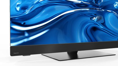 Panasonic TV-48Z90BE6 højopløsnings-tv i sort med slankt metalramme, integreret perforeret højttalergitter under skærmen, der viser blå bølger, rektangulært metalstativ, tæt trekvart forfra-vinkel