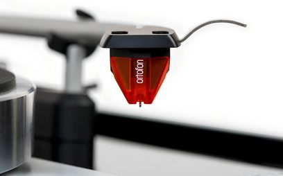 Thorens TD 1500 fekete lakkált hi-fi lemezjátszó, a hangfej és a piros lemezolvasó tű közelről