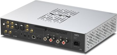 Sølvfarget integrert hi-fi stereoforsterker Matrix Audio MD-1 i metall, bakre trekvartsvinkel, stor perforert ventilasjonsrist på toppen, svart bakpanel med forgylte RCA-kontakter, XLR, høyttalerterminaler og strøminntak