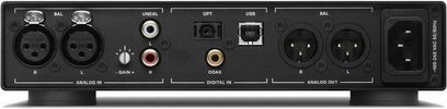 Předzesilovač sluchátek Sennheiser HDV 820 černý, přední pohled, s konektory pro sluchátka a ovládáním zesílení, výstupu a napájení