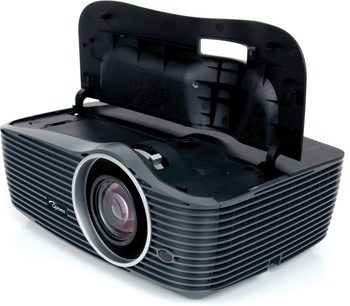 Optoma HD36 sort videoprojektor, set forfra, indtrukket linse, ventilationsgitter, integreret bærehåndtag