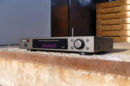 Amplificatore audio IOTAVX nero con display frontale, grande manopola del volume e vista di tre quarti