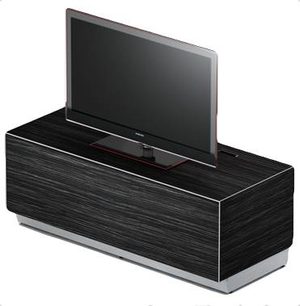 Audio-/videomøbel Sonorous EMX 13040 i sort amazonfarve, set forfra i perspektiv, med fladskærm placeret oven på og glashylde i midten