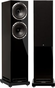 Coppia di diffusori da pavimento Fyne Audio F502S laccati neri: uno con due altoparlanti incorniciati in metallo, l’altro con griglia in tessuto sul frontale