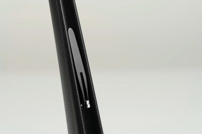 Tilbehør for HI-FI-hodetelefoner Meze Audio Manta, sidevisning, svart teksturert overflate, grå metallinnsats, ensfarget bakgrunn
