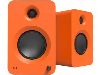 Două boxe inteligente Kanto REN portocaliu mat, carcase dreptunghiulare din plastic cu margini rotunjite, woofer central negru, tweeter încastrat, indicatoare luminoase și buton rotativ, vedere din unghi de trei sferturi față