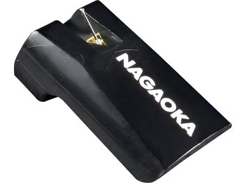 Nagaoka JTS-80BK sort plade-diamant i plast med hvidt logo og synlig guldfarvet metal-cantilever, skrå visning