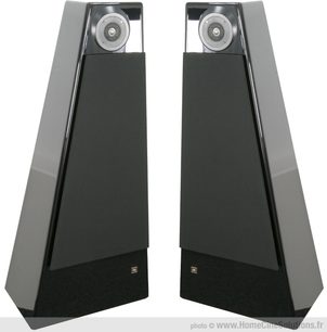 JBL 250Ti Limited Edition højtalere i sort lak, set forfra, to identiske højtalere side om side, trapezformet