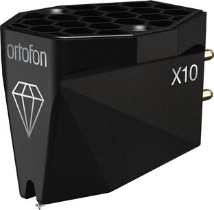 Черна метална клетка Ortofon MC X10 с призматичен корпус и релефен горен панел, сребърен диамантен лого на предната страна, две златни контакта отзад, изглед от три четвърти преден ляв ъгъл