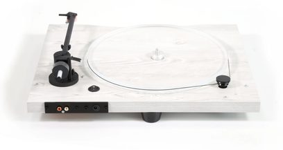 New Horizon 129 witte platenspeler bovenaanzicht, zwarte toonarm, wit draaiplateau, knoppen en aansluitingen aan de voorkant