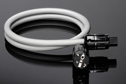 Šedý světlý pletený napájecí kabel s černými konektory IEC a Schuko, spirálovitě stočený na tmavě šedém pozadí