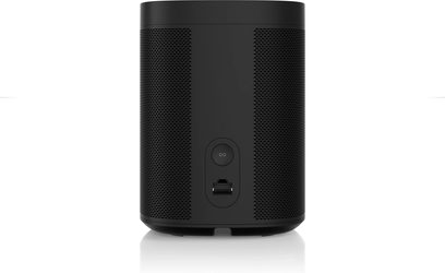 Sonos One (Gen 2) højttaler i mat sort, cylindrisk form, perforeret gitter på størstedelen, knapper på toppen, set forfra