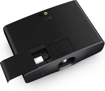Вид отгоре на черен видеопроектор BenQ W2720i, леко под ъгъл, с видима предна леща и отворен страничен отсек