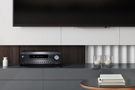 Récepteur audio-vidéo noir, deux vases blancs, étagère en bois, télévision murale éteinte, mur blanc, livre sur étagère