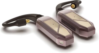 Vista a tre quarti, coppia di trasmettitori wireless iFi Audio Go Pod Max in custodia metallizzata color malva con piastre superiori dorate e texture, corpo sfaccettato con piccola griglia frontale e foro discreto, collegati a un corto cavo per auricolari nero terminato con un connettore dorato.