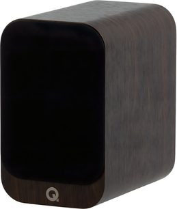 Knihovní reproduktor Q Acoustics 3010c v provedení ořech, obdélníkový tvar se zaoblenými hranami v dýhovaném hnědém dřevě, černá textilní přední mřížka s kruhovým logem Q dole, pohled zepředu ze tří čtvrtin