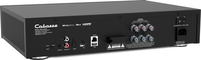 Cabasse The Pearl Theater 7.1 forstærkerkabinet i sort, rektangulært metal, set bagfra i trekvart vinkel, med ventilationsåbninger i siderne, seks sølv- og rødfarvede højttalerterminaler, HDMI-, Ethernet-, USB-, RCA- og optiske stik samt tænd/sluk-knap