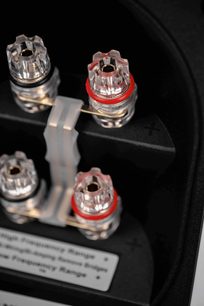 Tæt påbillede af dobbelte metal-skrueterminaler med røde og sorte ringe på Elac Solano 2.0 FS287.2 højtalerkolonne