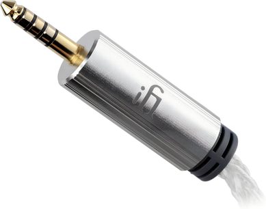 Nahaufnahme in schräger Ansicht des vergoldeten 4,4-mm-Steckers des symmetrischen Kopfhörerkabels 4,4MM auf XLR von iFi Audio, zylindrischer Körper aus texturiertem Silbermetall mit iFi-Logo, schwarzem Ring und weißer geflochtener Ummantelung
