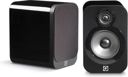 Q Acoustics 3010 sort lakeret bogreolhøjttaler, set forfra og fra siden, rektangulær form, rund sølvfarvet højttaler