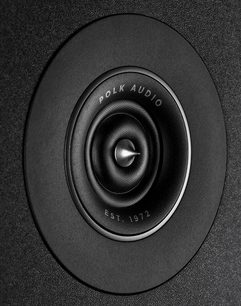 Reproduktor Polk Audio R400 černý, detailní pohled zepředu, uprostřed černý kruhový reproduktor, nápis "EST. 1972"