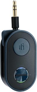 Drahtloser iFi Audio UP Travel-Transmitter in leicht schräger Frontansicht, Gehäuse aus mattem Nachtblau-Metall mit vergoldetem 3,5-mm-Klinkenanschluss oben, erhabenes rundes Logo und untere geriffelte Drehscheibe mit farbigem Ring
