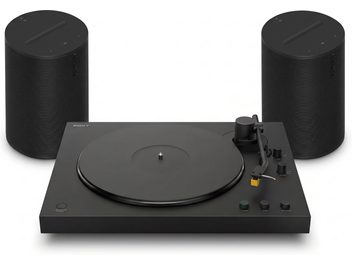 Svart automatisk Sony PS-LX310BT-vinylspelare med två svarta trådlösa Sonos-högtalare, framifrån