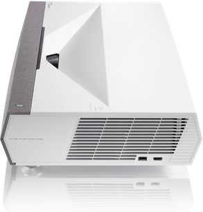 4K UHD Optoma CinemaX P2 hvid laser-videoprojektor, set lidt fra siden forfra, grå ventilationsgitter