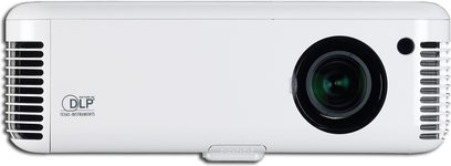 Optoma EX774N hvid videoprojektor, set forfra, sort linse i midten, ventilationsriste på siderne, knapper på toppen