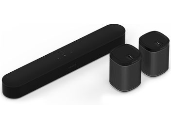 Sort Sonos Beam-soundbar og to sorte Sonos One-højttalere, set forfra og fra tre fjerdedele bagfra