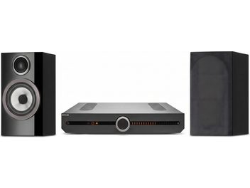 Černý audio systém Roksan s centrálním zesilovačem a dvěma regálovými reproduktory, z nichž jeden má sejmutou přední mřížku