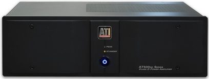 Підсилювач потужності ATI AT522NC чорного кольору, вид спереду, з кнопками, роз'ємами та індикаторами на передній панелі