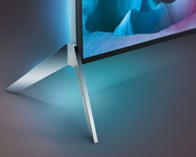 Telewizor Philips 65PUS7600 z płaskim ekranem, cienką srebrną ramką, na metalowej podstawie, widok z boku i z tyłu