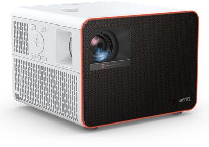 Проєктор Benq X3100i біло-чорного кольору, вид спереду та збоку, об'єктив спереду, решітка з боку