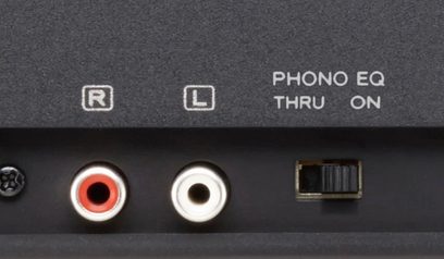 TEAC TN-180BT sort pladespiller. Bagpå: Røde og hvide RCA-stik, USB type B-port, Phono EQ-kontakt