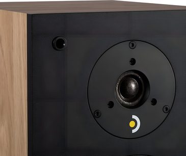 Акустична библиотека Davis Acoustics Ariane 2, светло дърво, мат черен бафъл с куполен твитър, тричетвъртен план