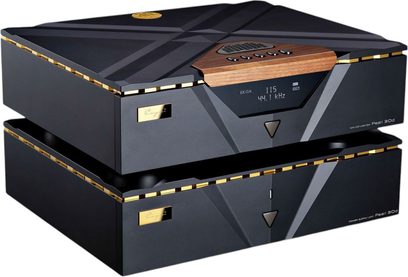 Cayin Pearl 30D dvigubos konstrukcijos DAC garso keitiklis su juodo matinio metalo korpusu, auksiniais apvadais, geometriniu priekiu su centriniu ekranu ir mediniu valdymo skydeliu, vaizdas iš trijų ketvirčių priekio