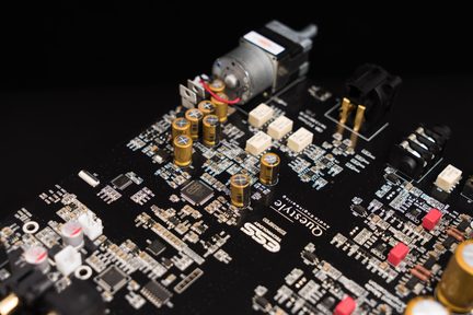 Hochwertige Questyle-HiFi-Audioleiterplatte mit goldenen Kondensatoren und SMD‑Bauteilen auf schwarzem PCB