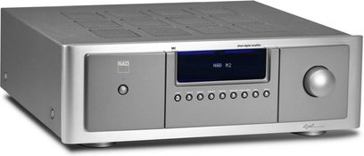 NAD M2 metallisk grå stereo hi-fi-forstærker, set forfra, frontpanel med blå LCD-skærm, knapper og stik på frontpanelet