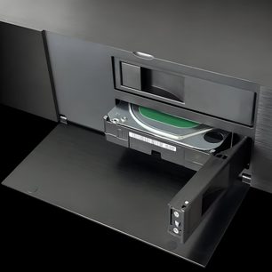 Černý TV multimediální přehrávač R_volution Play Pro 8K s otevřenou zásuvkou na pevný disk, pohled ze tří čtvrtin