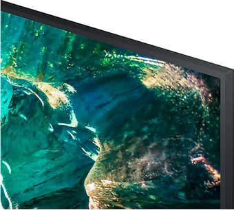Samsung UE82RU8005-fjernsyn, der viser et nærbillede under vandet af en farverig fisk, der svømmer mellem grønne alger