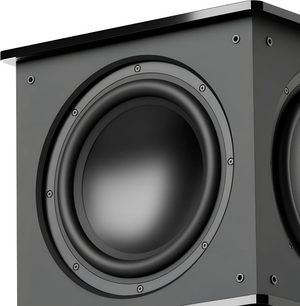 MartinLogan Grotto 12 subwoofer i sort lak, nærbillede i vinkel med sort frontmonteret højttaler