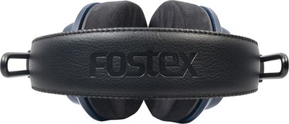 Fostex T60RP Mk2 Ai hi-fi-hovedtelefon set ovenfra med sort læderhovedbøjle med præget logo og store mørkegrå ørepuder